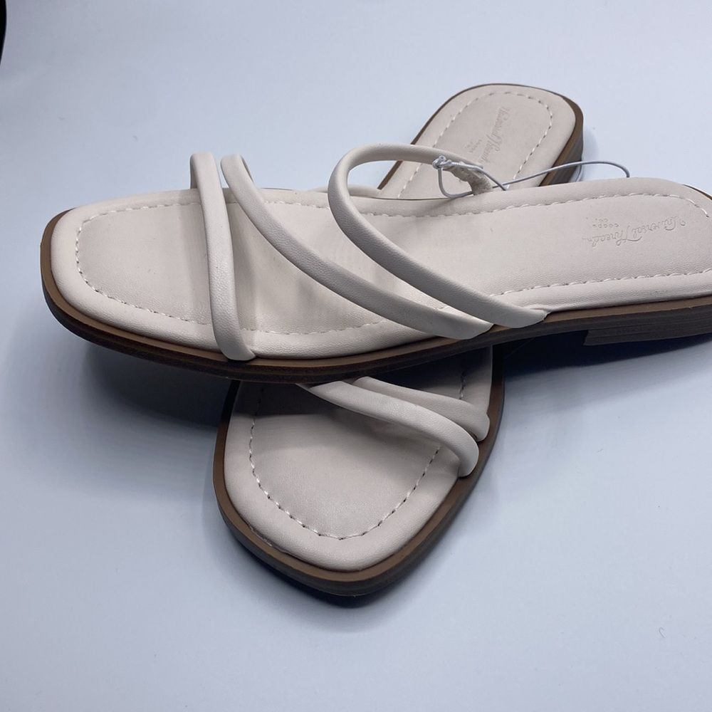 Universal Thread Cream Louie Strappy Flat Sandals - Picture 3 of 6